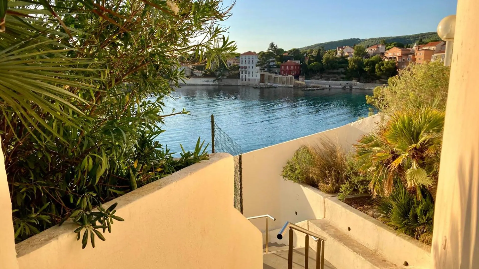 Appartement Coup De Coeur Centre Village Et Plage Climatise 3 Etoiles Terra Cigala Bandol location